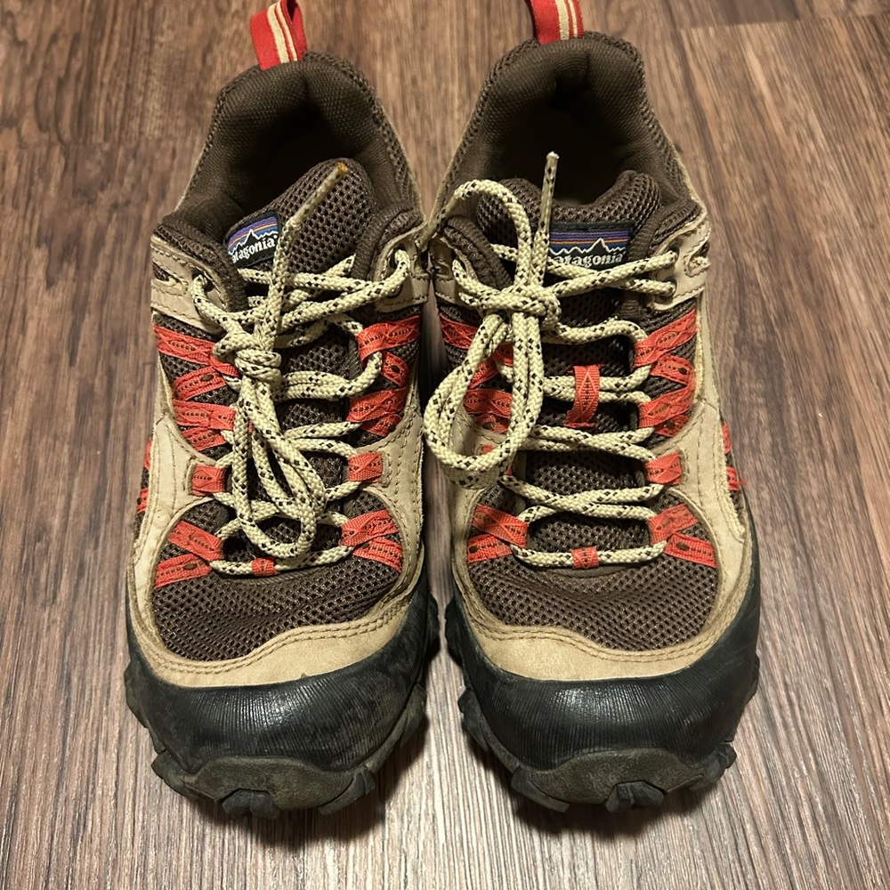 Patagonia Drifter Cardamom Poppy Fields Womens Size 6.5 Hiking Shoes Vibram Sole